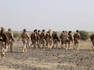 دعم السنة في اليمن لاشغال الحوثيين الموالين لايران 