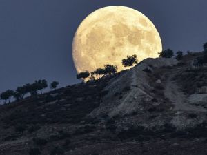 تفسير حلم رؤية القمر كبير وقريب في المنام