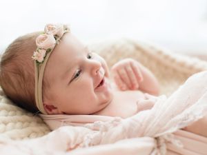تفسير حلم ولادة البنت للعزباء في المنام