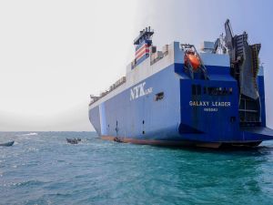 سفينة في البحر الأحمر