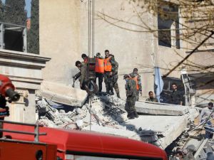 عناصر من قوات الأمن يبحثون بين أنقاض مبنى دُمر جراء غارة إسرائيلية في دمشق (أ.ف.ب)