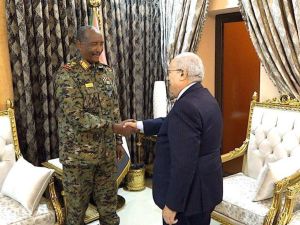 البرهان مستقبلا لعمامرة في بوتسودان.