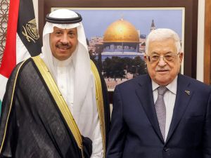 السفير السعودي السديري والرئيس الفلسطيني عباس في رام الله