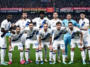 Inter Milan players line up prior to the Italian Serie A football match between Genoa and Inter Milan at Luigi Ferraris stadium in Genoa, on December 29, 2023 (Photo by Piero CRUCIATTI / AFP)