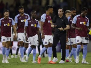 Unai Emery, Manager of Aston Villa, gives the team instructions during the Premier League Summer Series match between Aston Villa and Fulham FC at Exploria Stadium on July 26, 2023 in Orlando, Florida. James Gilbert/Getty Images for Premier League/AFP (Photo by James Gilbert / GETTY IMAGES NORTH AMERICA / Getty Images via AFP)