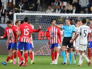 Spanish referee Javier Alberola calms players after an own goal during the Spanish Super Cup semi-final football match between Real Madrid and Atletico Madrid at the Al-Awwal Park Stadium in Riyadh, on January 10, 2024. (Photo by Fayez NURELDINE / AFP)