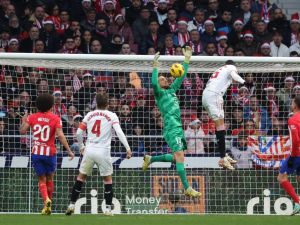 Sevilla's Moroccan forward #15 Youssef En-Nesyri challenges Atletico Madrid's Slovenian goalkeeper #13 Jan Oblak during the Spanish league football match between Club Atletico de Madrid and Sevilla FC at the Metropolitano stadium in Madrid on December 23, 2023. (Photo by Pierre-Philippe MARCOU / AFP)