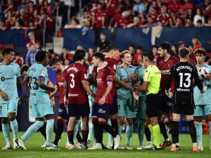 Barcelona's Dutch midfielder #21 Frenkie de Jong (C) talks with Spanish referee Ortiz Arias during the Spanish Liga football match between CA Osasuna and FC Barcelona at El Sadar stadium in Pamplona on September 3, 2023. (Photo by ANDER GILLENEA / AFP)