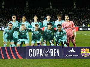 Barcelona's players pose for a team picture before the Spanish Copa del Rey (King's Cup) football match between Unionistas de Salamanca CF and FC Barcelona at Reina Sofia municipal stadium in Salamanca on January 18, 2024. (Photo by CESAR MANSO / AFP)