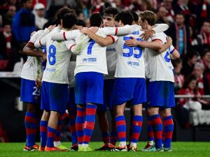 Barcelona players gather on the pitch prior to the extra time of the Spanish Copa del Rey (King's Cup) quarter final football match between Athletic Club Bilbao and FC Barcelona at the San Mames stadium in Bilbao on January 24, 2024. (Photo by ANDER GILLENEA / AFP)