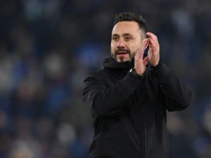 Brighton's Italian head coach Roberto De Zerbi applauds fans after the UEFA Europa League Group B football match between Brighton and Hove Albion and Marseille at the American Express Community Stadium in Brighton, southern England on December 14, 2023. Brighton won the game 1-0 and top the Group. (Photo by Glyn KIRK / AFP)