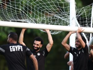 Egypt's forward #10 Mohamed Salah (L) jokes with teammates during a training session at Jardin Botanique stadium in Bingerville, Abidjan, on January 17, 2024, on the eve of the 2024 Africa Cup of Nations (CAN) football match between Egypt and Ghana. (Photo by FRANCK FIFE / AFP)