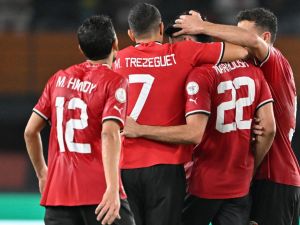 Egypt's forward #22 Omar Marmoush celebrates with teammates after scoring his team's first goal during the Africa Cup of Nations (CAN) 2024 group B football match between Egypt and Ghana at the Felix Houphouet-Boigny Stadium in Abidjan on January 18, 2024. (Photo by Issouf SANOGO / AFP)