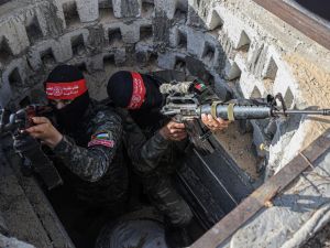 مقاتلان من المقاومة الفلسطينية داخل أححد الانفاق