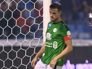 Ettifaq's English midfielder #10 Jordan Henderson moves the ball after his team conceded the first goal during the Saudi Pro League football match between Al-Ettifaq and Al-Nassr at the Prince Mohamed bin Fahd Stadium in Dammam on August 14, 2023. (Photo by Ali Alhaji / AFP)