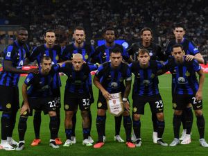 Inter Milan's team poses before the Italian Serie A football match Inter Milan vs Monza at the San Siro stadium in Milan, on August 19, 2023. (Photo by Isabella BONOTTO / AFP)