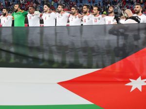 Jordan's players chant the national anthem ahead of FIFA Arab Cup 2021 quarter final football match between Egypt and Jordan at the Al-Janoub Stadium in the Qatari city of Al-Wakrah on December 11, 2021. (Photo by KARIM JAAFAR / AFP)