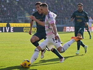 Juventus' Polish forward #14 Arkadiusz Milik (C white) shoots the ball in front of Frosinone's Italian defender #30 Ilario Monterisi during the Italian Serie A football match between Frosinone and Juventus at the Benito Stirpe stadium in Frosinone on December 23, 2023. (Photo by Andreas SOLARO / AFP)