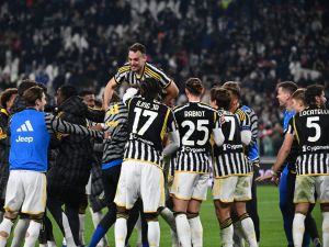 Juventus' players celebrate their victory at the end of the Italian Serie A football match between Juventus and Roma at the Allianz Stadium in Turin, on December 30, 2023. (Photo by Isabella BONOTTO / AFP)