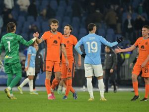 Players greet each others at the end of the Italian Serie A football match Lazio vs Inter Milan on December 17, 2023 at the Olympic stadium in Rome. Inter won 0-2. (Photo by Andreas SOLARO / AFP)