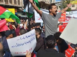 الناشط الأردني مجد الفراج يهتف في مظاهرة بالعاصمة عمان