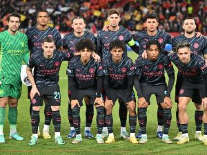 Manchester City's players pose on the pitch prior to the UEFA Champions League Group G day 6 group stage football match between Crvena Zvezda (Red Star Belgrade) and Manchester City at the Red Star stadium in Belgrade, on December 13, 2023. (Photo by ANDREJ ISAKOVIC / AFP)