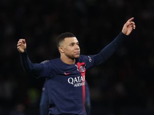 Paris Saint-Germain's French forward #07 Kylian Mbappe celebrates after scoring his team's second goal during the French Champions' Trophy (Trophee des Champions) football match between Paris Saint-Germain (PSG) and Toulouse FC at the Parc des Princes stadium in Paris on January 3, 2024. (Photo by FRANCK FIFE / AFP)