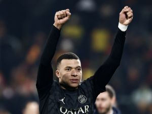 Paris Saint-Germain's French forward #07 Kylian Mbappe celebrates his team's victory after the French L1 football match between RC Lens and Paris Saint-Germain (PSG) at Stade Bollaert-Delelis in Lens, northern France on January 14, 2024. (Photo by Sameer Al-Doumy / AFP)