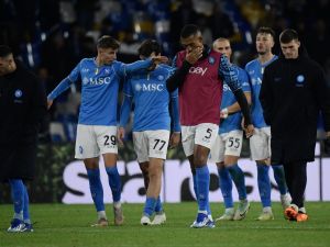 Napoli's players leave the pitch after beeing defeated 0-3 at the end of the Italian Serie A football match between Napoli and Inter Milan on December 03, 2023 at the Diego Armando Maradona stadium in Naples. (Photo by Filippo MONTEFORTE / AFP)