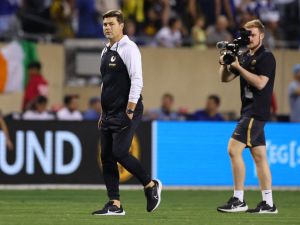 Head coach Mauricio Pochettino of Chelsea FC leaves the field following the pre-season friendly match against Borussia Dortmund at Soldier Field on August 02, 2023 in Chicago, Illinois. Stacy Revere/Getty Images/AFP (Photo by Stacy Revere / GETTY IMAGES NORTH AMERICA / Getty Images via AFP)
