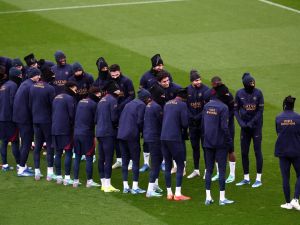 Paris Saint-Germain's players gather during a training session in Poissy, west of Paris, on January 2, 2024, on the eve of the French Trophy of Champions football match between Paris Saint-Germain (PSG) and Toulouse. l (Photo by FRANCK FIFE / AFP)