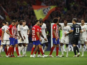 Both teams' players quarrel during the Spanish Liga football match between Club Atletico de Madrid and Real Madrid CF at the Metropolitano stadium in Madrid on September 24, 2023. (Photo by OSCAR DEL POZO / AFP)