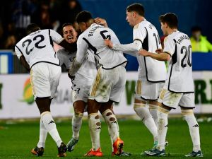 Real Madrid's players celebrate at the end of the Spanish league football match between Deportivo Alaves and Real Madrid CF at the Mendizorroza stadium in Vitoria on December 21, 2023. (Photo by ANDER GILLENEA / AFP)