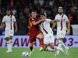 Roma's Italian forward #11 Andrea Belotti (L) fights for the ball with AC Milan's English midfielder #08 Ruben Loftus-Cheek during the Italian Serie A football match between AS Roma and AC Milan at the Olympic stadium in Rome on September 1, 2023. (Photo by Filippo MONTEFORTE / AFP)