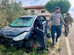 السيارة المستهدفة على طريق بنت جبيل. 12وكالة الصحافة الفرنسية