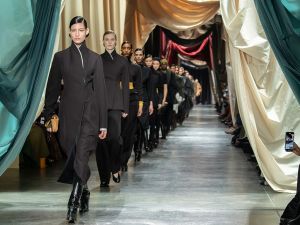 FENDI تفتتح أسبوع الموضة في ميلان وكيم جونز يستحضر سحر ال"بانك" لشتاء 2025