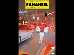 فتاة شبه عارية  تثير الجدل في شوارع الكويت