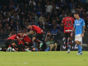 Milan's players celebrate after scoring a second goal during the Italian Serie A football match between Napoli and AC Milan on October 29, 2023 at the Diego Armando Maradona stadium in Naples. (Photo by Carlo Hermann / AFP)