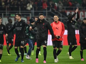 AC Milan's French forward #09 Olivier Giroud (C) leads his team's celebration at the end of the Italian Serie A football match between AC Milan and Napoli at the San Siro Stadium, in Milan on February 11, 2024. (Photo by Isabella BONOTTO / AFP)