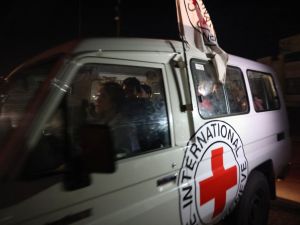 سيارة تابعة للصليب الأحمر تقل مجموعة من المحتجزين في غزة ضمن صفقة لتبادل الأسرى