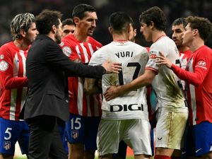 Both teams's players argue at the end the Spanish Copa del Rey (King's Cup) semi final first leg football match between Club Atletico de Madrid and Athletic Club Bilbao at the Metropolitano stadium in Madrid on February 7, 2024. (Photo by JAVIER SORIANO / AFP)