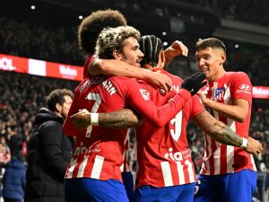 Atletico Madrid's Dutch forward #09 Memphis Depay (2R) celebrates scoring his team's second goal during the Spanish league football match between Club Atletico de Madrid and Rayo Vallecano de Madrid at the Metropolitano stadium in Madrid on January 31, 2024. (Photo by JAVIER SORIANO / AFP)