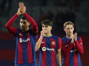 Barcelona's Uruguayan defender #04 Ronald Araujo (L) claps, next to Barcelona's Spanish defender #33 Pau Cubarsi and Barcelona's Dutch midfielder #21 Frenkie de Jong (R) at the end of during the Spanish league football match between FC Barcelona and CA Osasuna at the Estadi Olimpic Lluis Companys in Barcelona on January 31, 2024. (Photo by LLUIS GENE / AFP)