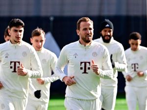 Bayern Munich's English forward #09 Harry Kane (C), Bayern Munich's German-Serbian midfielder #45 Aleksandar Pavlovic (L) and team mates attend a training session of German club FC Bayern Munich in Munich, southern Germany on February 13, 2024, one day ahead of the UEFA Champions League round of 16 first leg football match between S S Lazio and Bayern Munich to be played in Rome. (Photo by Tobias SCHWARZ / AFP)