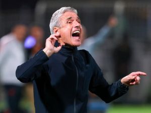 Nassr's Portuguese coach Luis Castro instructs his players during the Saudi Pro League football match between Al-Shabab and Al-Nassr at the Al-Shabab Club Stadium in Riyadh on February 25, 2024. (Photo by Fayez NURELDINE / AFP)