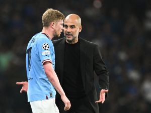Manchester City's Spanish manager Pep Guardiola talks with Manchester City's Belgian midfielder #17 Kevin De Bruyne during the UEFA Champions League final football match between Inter Milan and Manchester City at the Ataturk Olympic Stadium in Istanbul, on June 10, 2023. (Photo by Paul ELLIS / AFP)