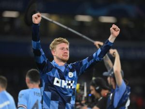 Manchester City's Belgian midfielder #17 Kevin De Bruyne celebratse winning the UEFA Champions League final football match between Inter Milan and Manchester City at the Ataturk Olympic Stadium in Istanbul, on June 10, 2023. (Photo by FRANCK FIFE / AFP)