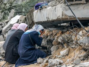  فريق المرصد الأورومتوسطي أجرى مقابلات شخصية ميدانية مع العديد من النساء في غزة 