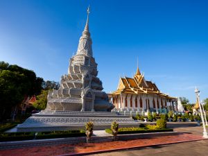 Emirates to restart daily Phnom Penh services via Singapore