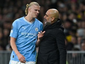 Manchester City's Norwegian forward #09 Erling Haaland (L) speaks with Manchester City's Spanish head coach Pep Guardiola during the UEFA Champions League Group G football match between Young Boys (SUI) and Manchester City (ENG) at The Wankdorf Stadium, in Bern on October 25, 2023. (Photo by Fabrice COFFRINI / AFP)